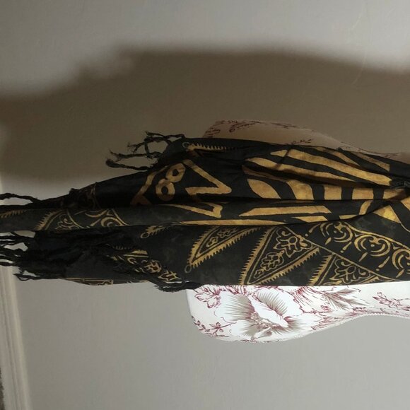 ✨ Statement Black & Gold Tribal Print Shawl Wrap – Boho Luxe & Versatile - Picture 4 of 11